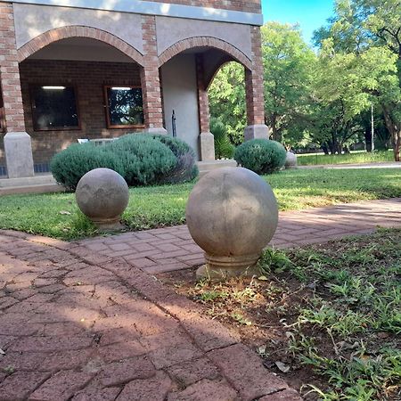 Tsumeb Theater Guesthouse エクステリア 写真