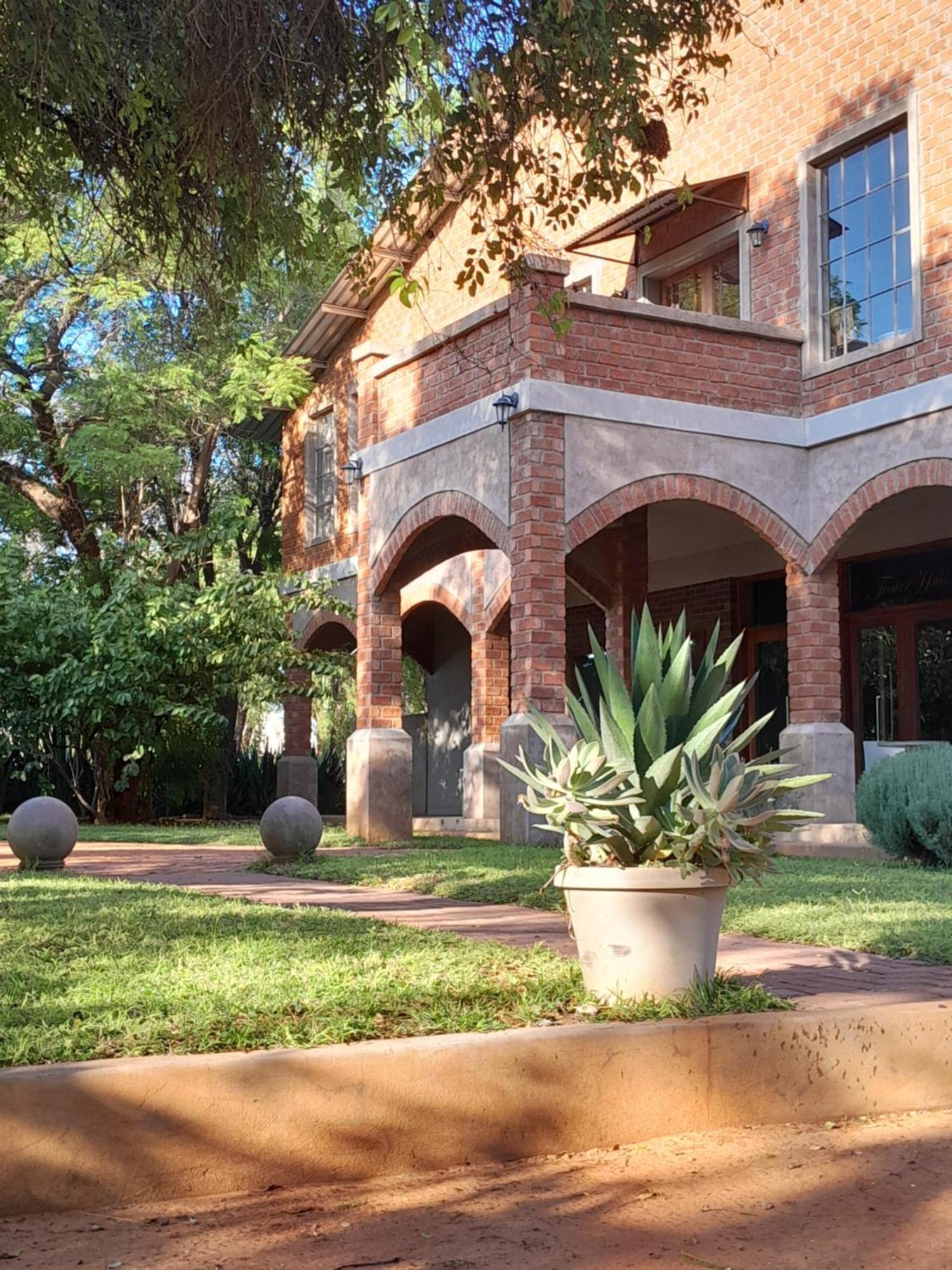 Tsumeb Theater Guesthouse エクステリア 写真