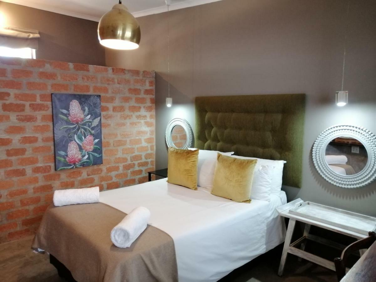 Tsumeb Theater Guesthouse エクステリア 写真