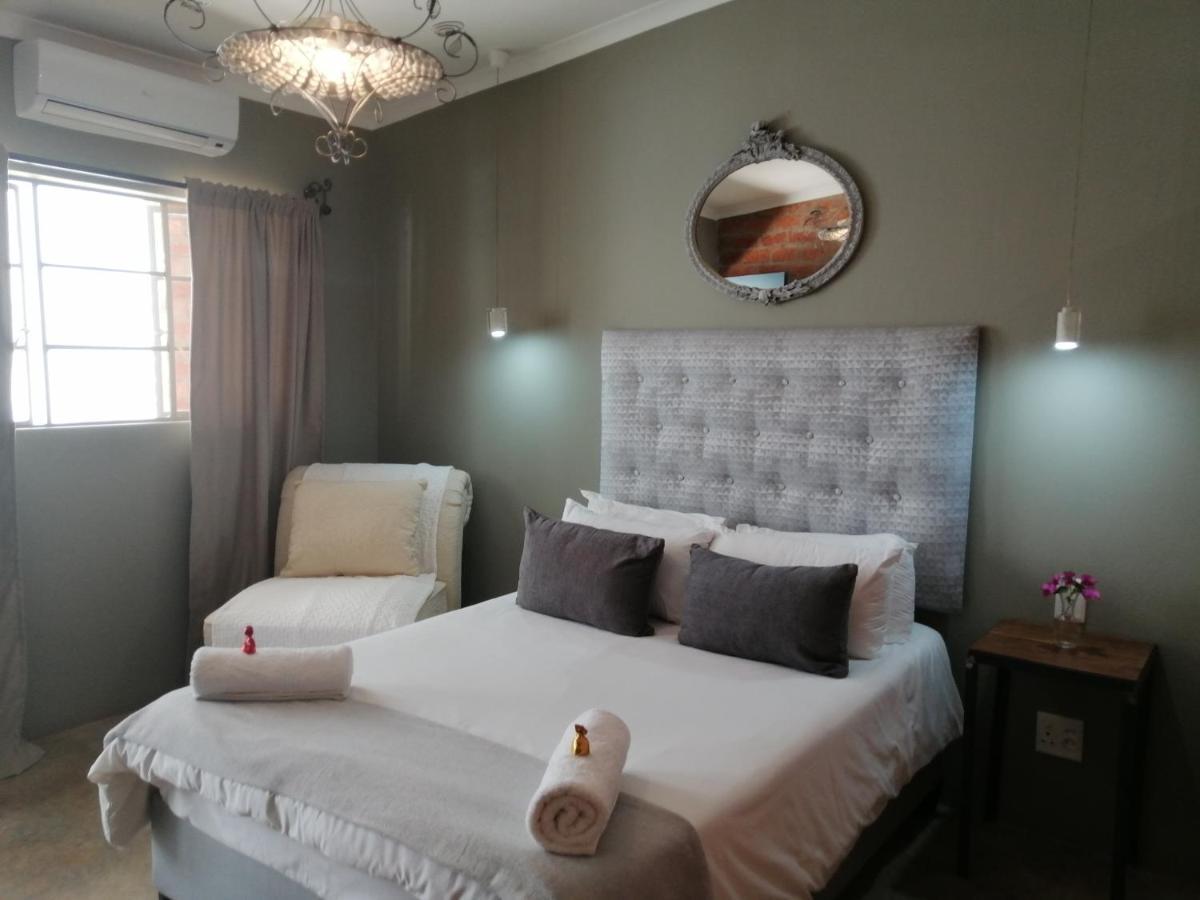 Tsumeb Theater Guesthouse エクステリア 写真